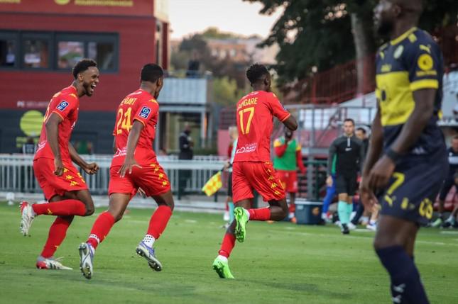 Các cầu thủ Quevilly-Rouen ăn mừng bàn nâng tỷ số lên 2-1