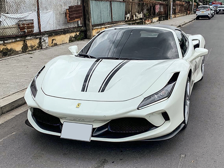 Chủ tịch Coffee Trung Nguyên “tậu” siêu xe Ferrari F8 Tributo mui trần màu độc nhất Việt Nam