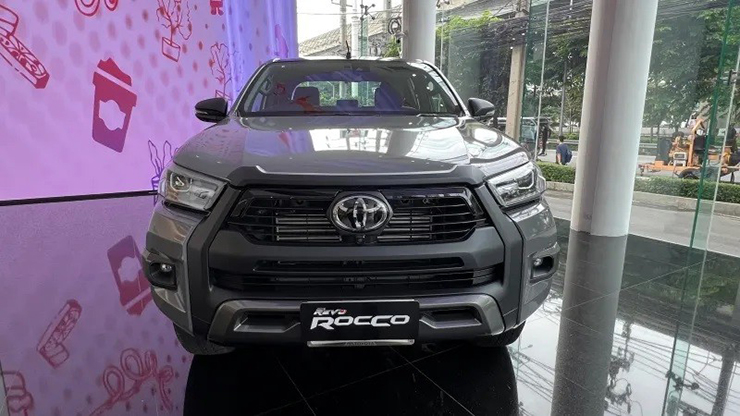 Chi tiết Toyota Hilux Revo-D Rocco 60th Anniversary màu xám bản giới hạn - 3