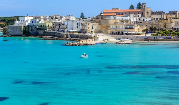 Apulia, Ý: Một kỳ nghỉ ở Apulia chắc chắn sẽ rất đáng nhớ: biển xanh, đất đỏ, hoàng hôn vàng và quan trọng nhất là người dân địa phương rất hiếu khách. Bên cạnh đó cũng có rất nhiều địa điểm tham quan như: lâu đài Bari, vương cung thánh đường Santa Croce và bảo tàng khảo cổ học Rignano Garganico.
