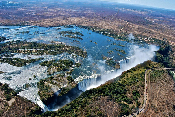 Zambia và Zimbabwe: Ở đây có công viên Quốc gia Hwange mà hầu như không ai biết đến. Công viên rất lớn - 14.600km2 với hồ nước, nhiều thực vật quý hiếm và các loài động vật cùng chim hoang dã của châu Phi.&nbsp;
