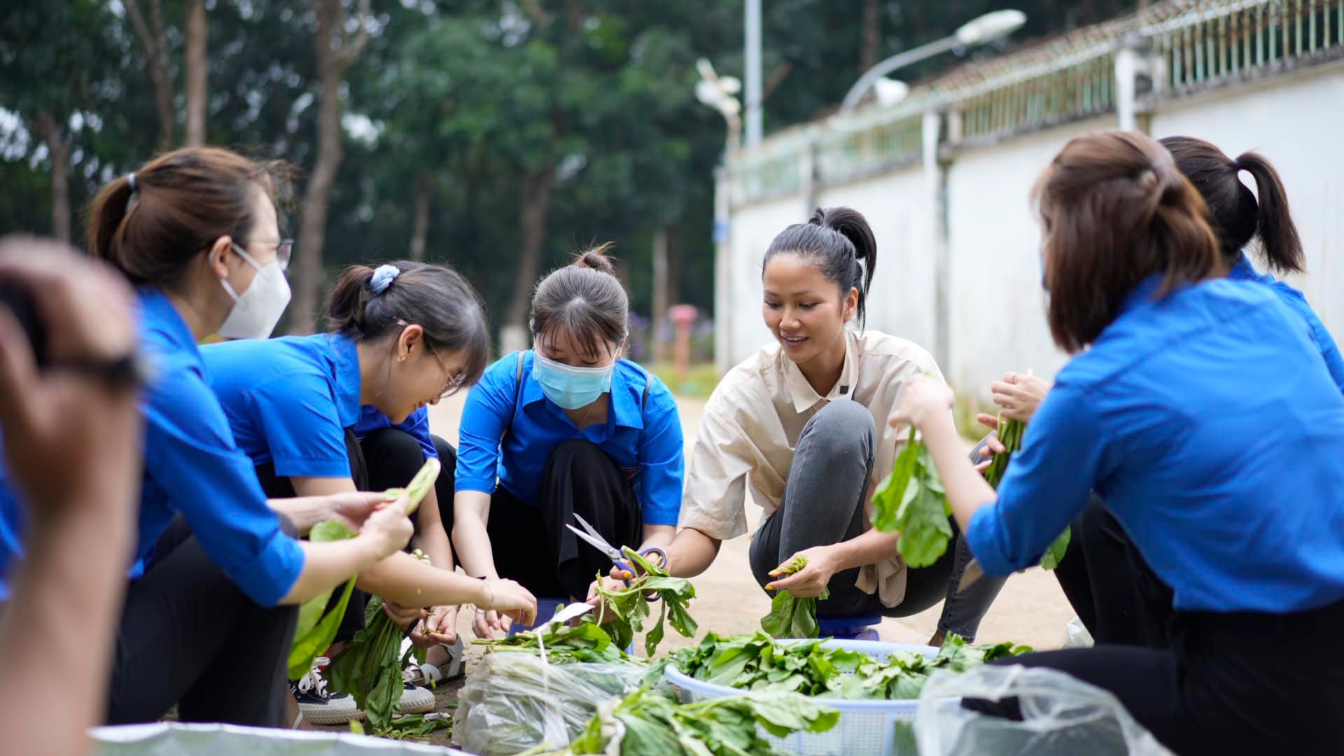 Cô tích cực làm các hoạt động từ thiện trong thời gian này