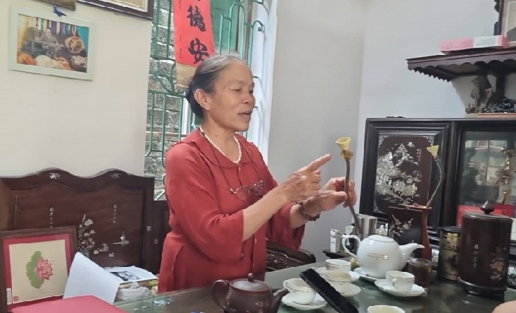 Nghệ nhân Phan Thị Thuận say sưa nói về các công đoạn thủ công cần thiết để làm ra chiếc khăn