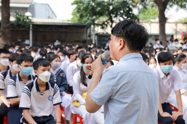 Anh dạy học kiếm tiền, thời gian rảnh sẽ dạy tiếng Anh miễn phí cho học sinh có hoàn cảnh khó khăn.