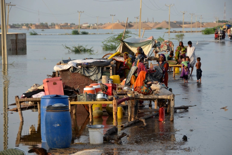 Hàng triệu người mất nhà cửa trong cơn lũ lịch sử ở Pakistan (ảnh: Aljazeera)