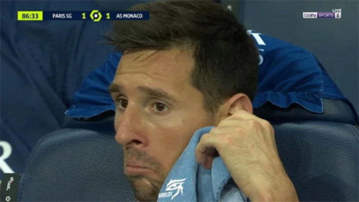 Messi bĩu môi tỏ vẻ khó chịu