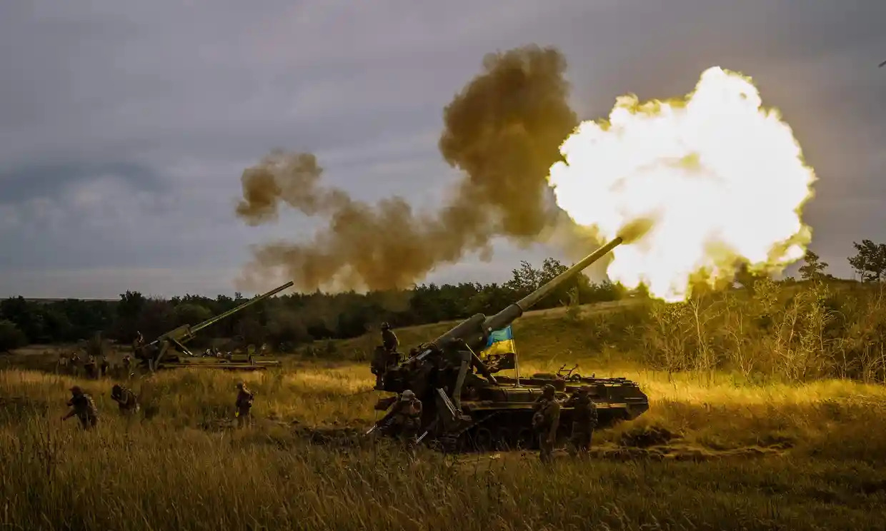 Quân đội Ukraine nã pháo hạng nặng trên chiến trường (ảnh: CNN)