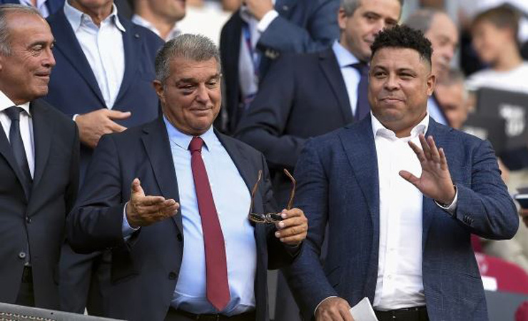 Chủ tịch Barca Joan Laporta bị đen mắt phải khi đến sân Nou Camp dự khán trận đấu với Real Valladolid rạng sáng 29/8 ở vòng 3 La Liga