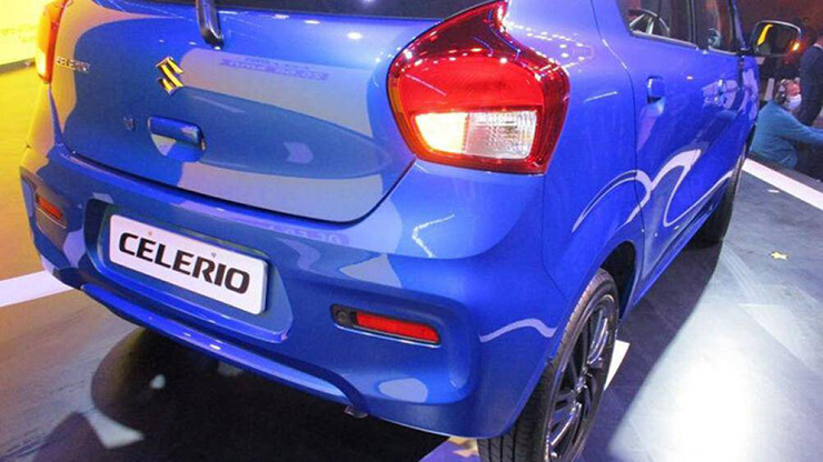 Phía đằng sau của mẫu xe cỡ nhỏ Suzuki Celerio 2022 có một số chi tiết mới như cụm đèn hậu ôm lấy hai góc đuôi xe
