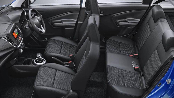 Suzuki Celerio 2022 có tông màu chủ đạo trong cabin là màu đen với một số chi tiết ốp giả nhôm trên vô lăng, hốc gió điều hòa
