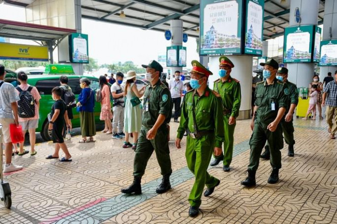 Lực lượng Đồn Công an Nội Bài phối hợp với lực lượng an ninh hàng không của sân bay tuần tra tại Nhà ga hành khách T1