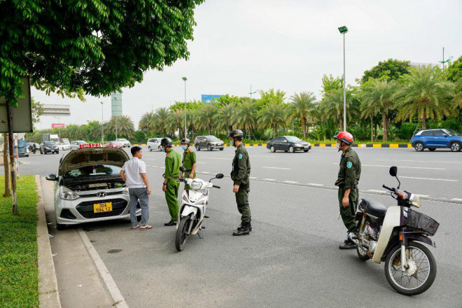 Lực lượng An ninh cơ động phối hợp với Đồn Công an sân bay Nội Bài tuần tra, kiểm soát các khu vực trọng điểm, xử lý các phương tiện dừng, đỗ không đúng quy định.