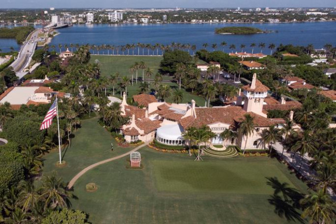 Dinh thự Mar-a-Lago của cựu Tổng thống Donald Trump, ở bang Florida, bị khám xét hôm 8-8. Ảnh: Reuters