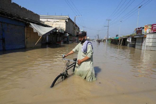 Lũ lụt đã làm ngập nhiều tuyến đường giao thông ở Pakistan. Ảnh: REUTERS