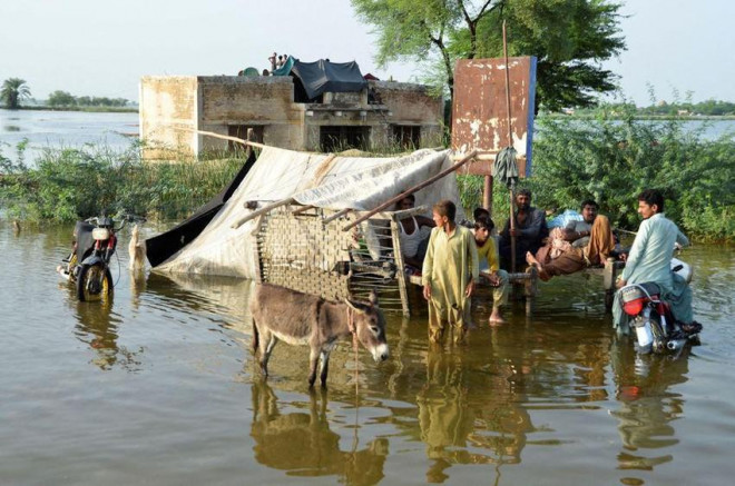 Lũ lụt đã làm hư hại gần một triệu ngôi nhà ở Pakistan. Ảnh: REUTERS