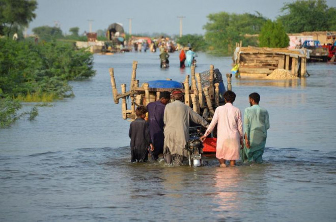 Lũ lụt đã làm ngập nhiều tuyến đường giao thông ở Pakistan. Ảnh: REUTERS