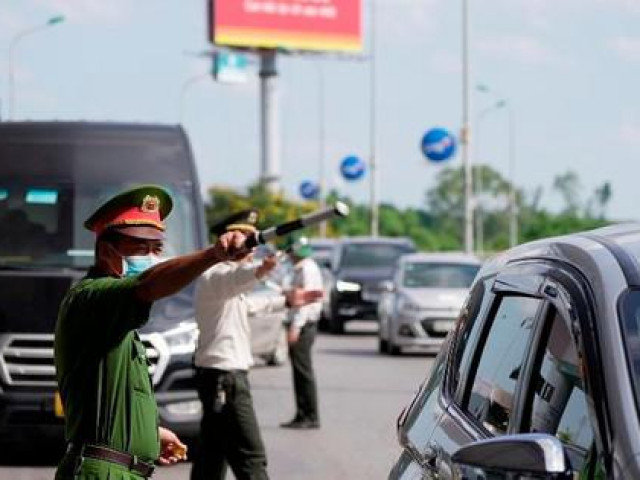 Cao điểm mùa du lịch, sân bay Nội Bài vượt công suất, hành khách cần lưu ý