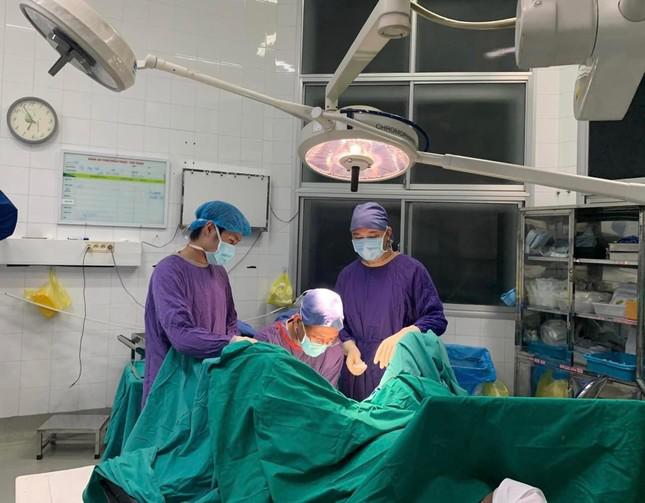 Bác sỹ Trung tâm Nam học, Bệnh viện Việt Đức xử lý một ca sùi mào gà do quan hệ tình dục không an toàn. Ảnh: BV cung cấp