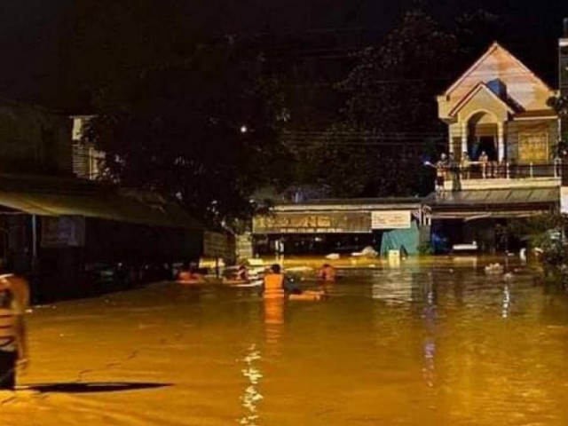 Mưa ngập sâu 2 mét, người dân leo lên gác gọi điện cầu cứu