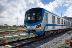 Đoàn tàu đầu tiên của tuyến metro số 1 lăn bánh ở Depot Long Bình