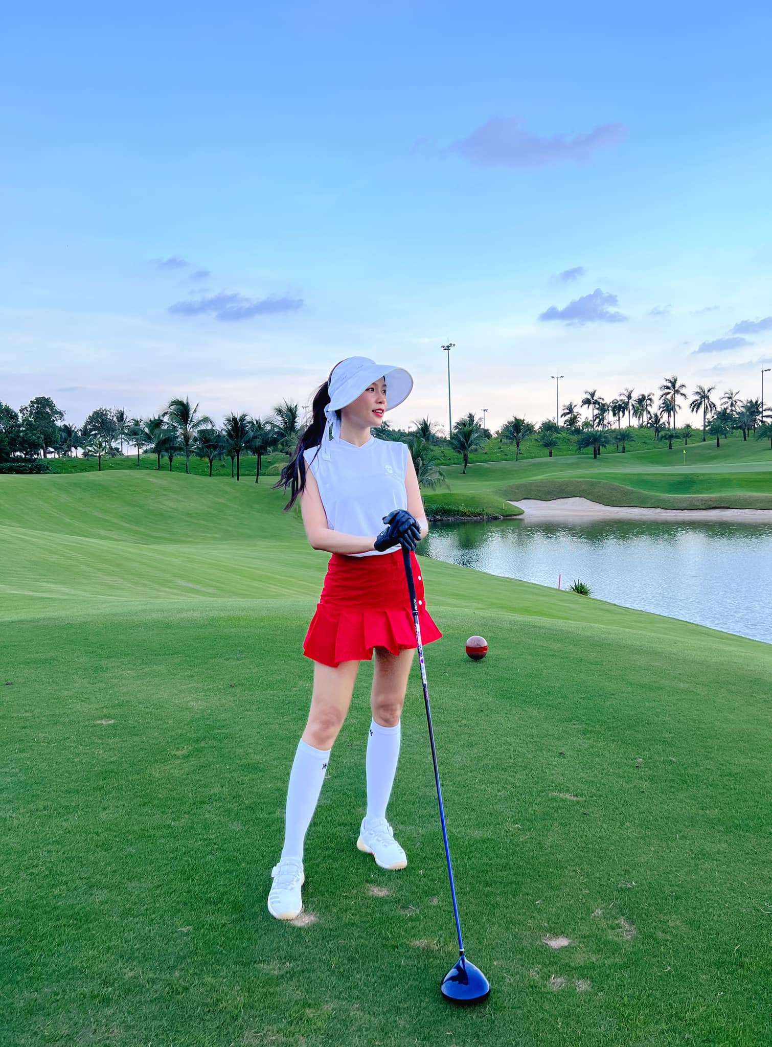 "Hot girl Việt có tài sản 50 tỷ" chuộng kiểu váy ngắn gợi cảm khi đi chơi golf - 9