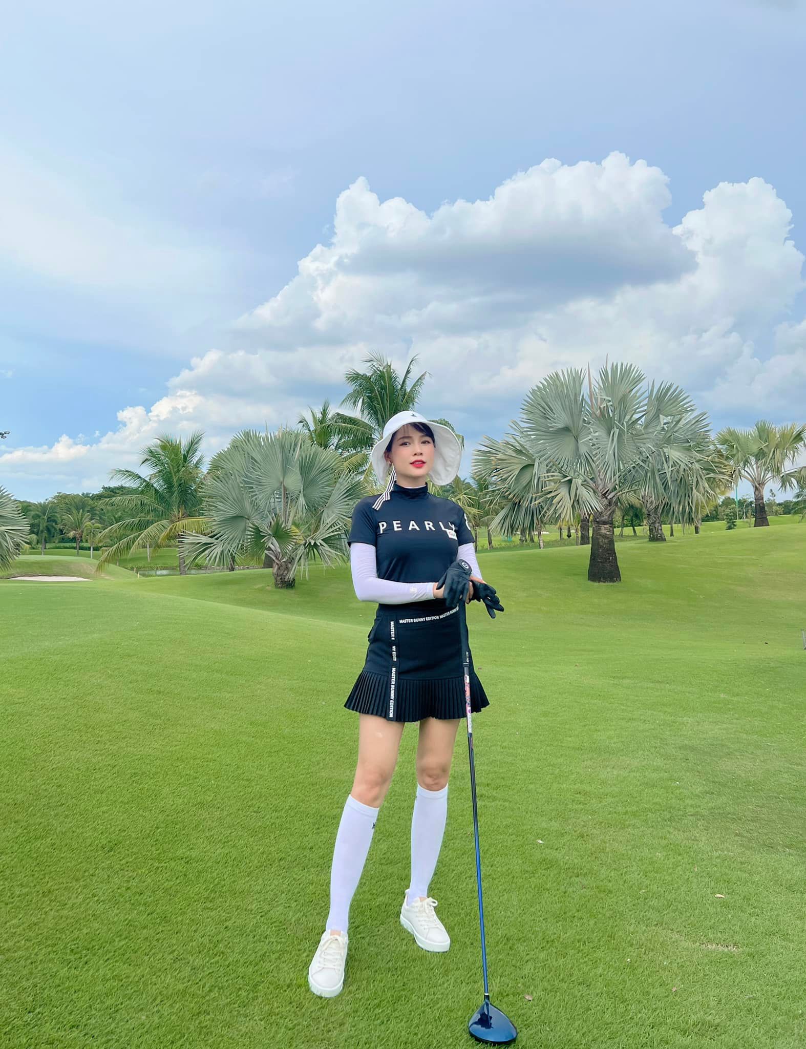 "Hot girl Việt có tài sản 50 tỷ" chuộng kiểu váy ngắn gợi cảm khi đi chơi golf - 8