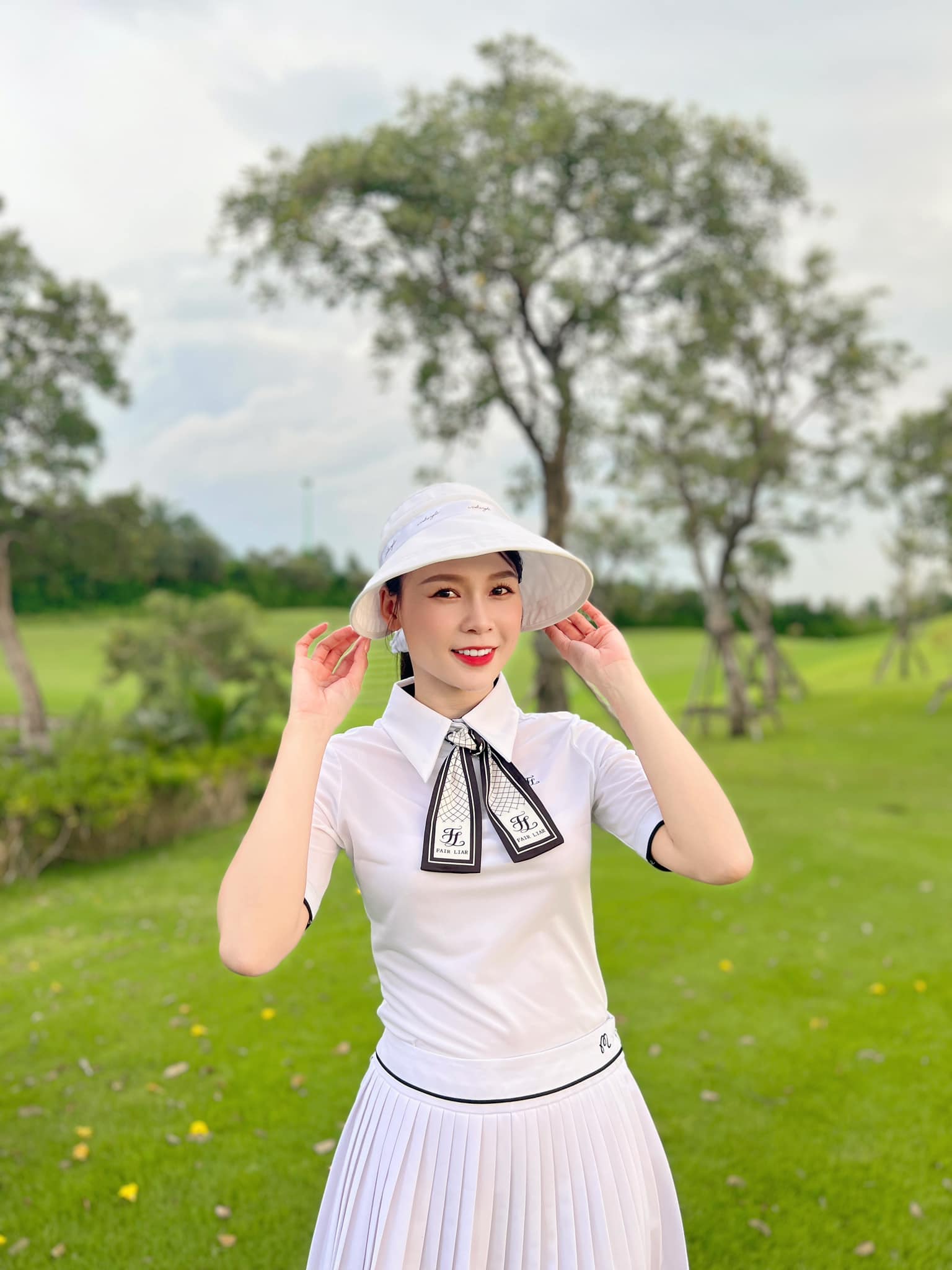 "Hot girl Việt có tài sản 50 tỷ" chuộng kiểu váy ngắn gợi cảm khi đi chơi golf - 10