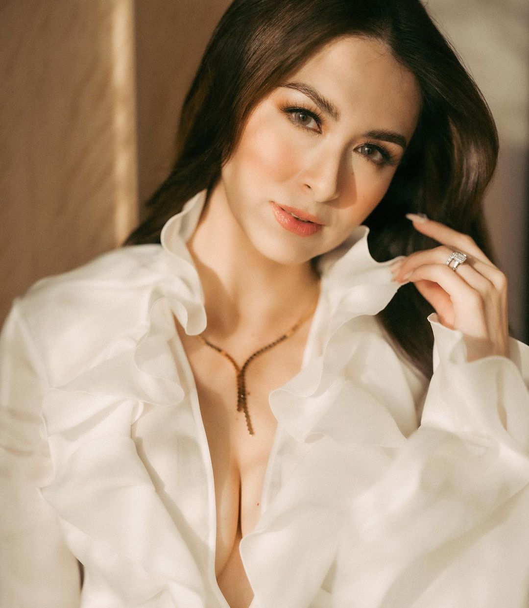"Người đàn bà đẹp nhất Philippines" diện đồ hơn 600 triệu đồng khoe nét đẹp mặn mà - 3