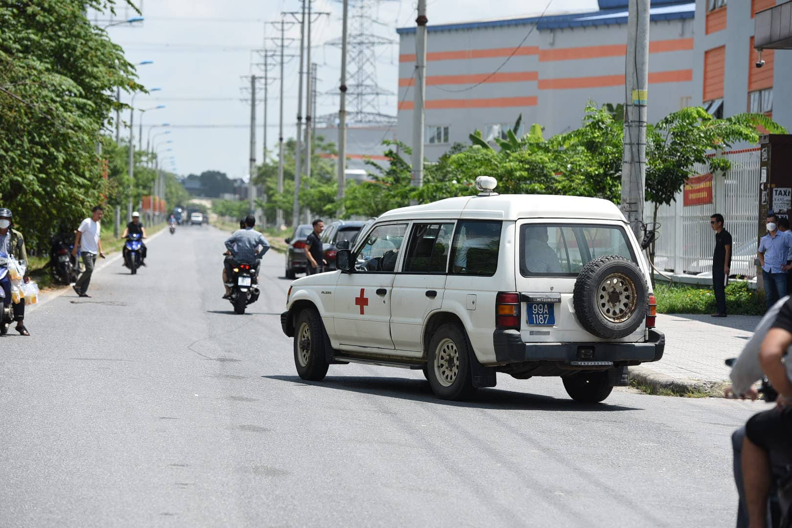 Xe cứu thương đưa nạn nhân đi cấp cứu.