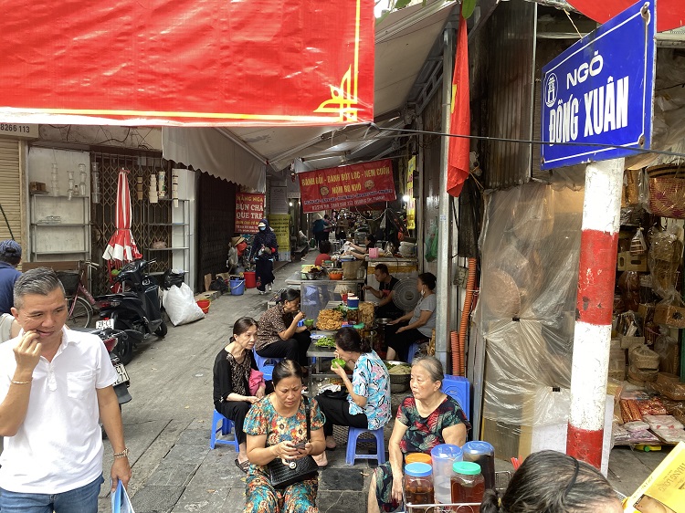 Khám phá “siêu ngõ ẩm thực” chợ Đồng Xuân với… 50.000 đồng - 1