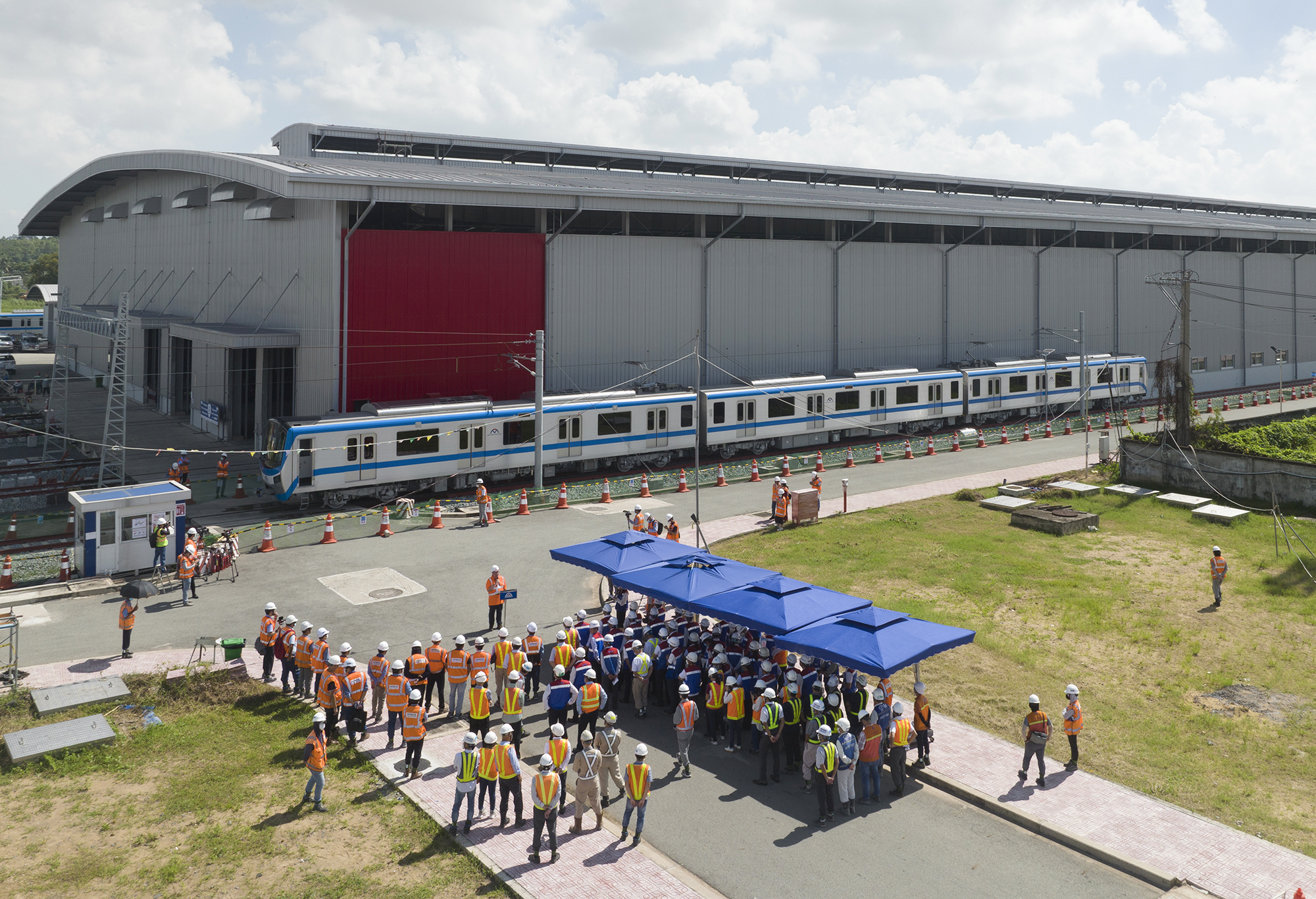 Đoàn tàu metro số 1 (Bến Thành - Suối Tiên) được vận hành chạy thử nội bộ trên đường ray W1 trong Depot Long Bình (TP.Thủ Đức). Theo MAUR, đây là sự kiện đánh dấu thêm một cột mốc mới trong quá trình triển khai dự án.