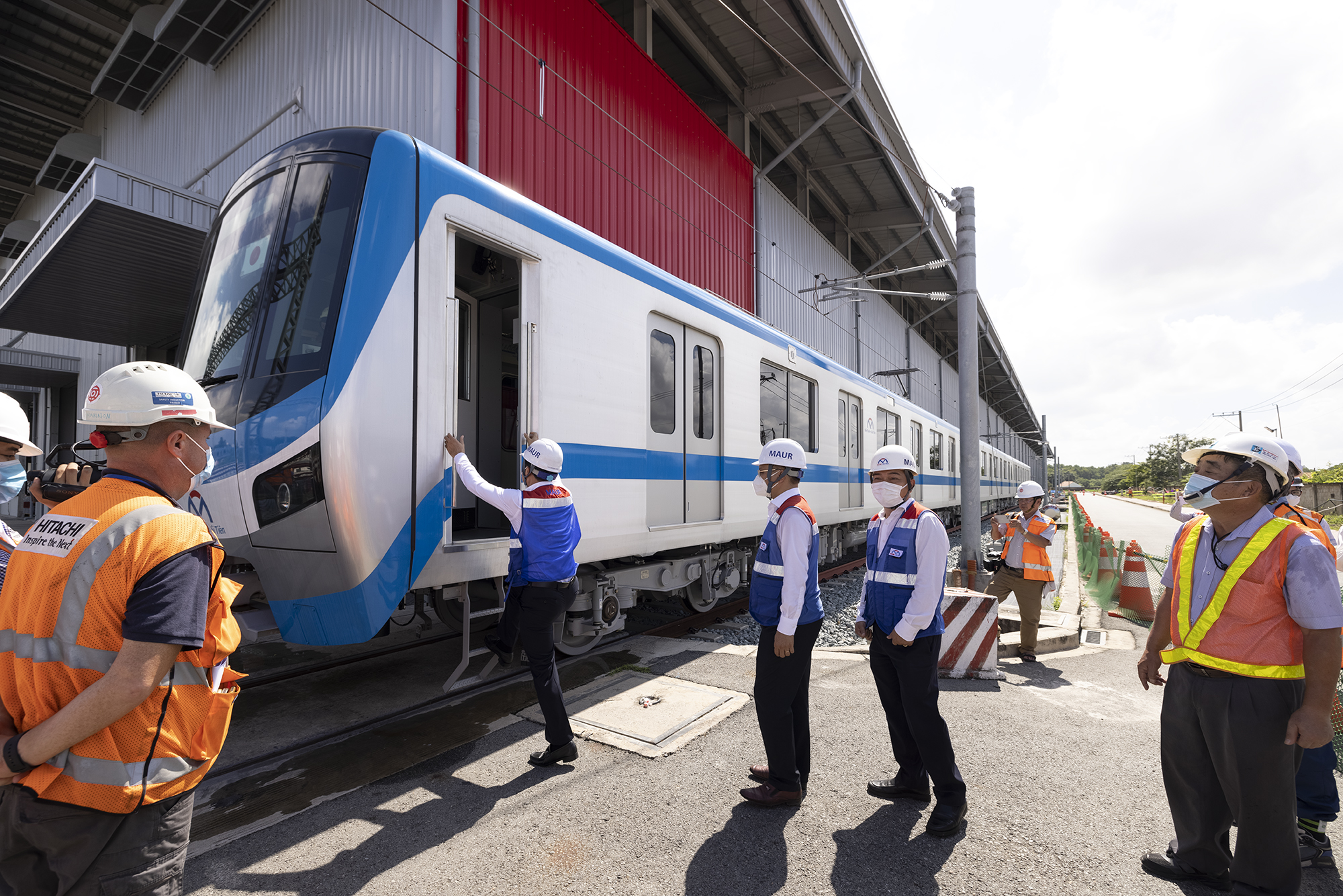 Tuyến Metro số 1 (Bến Thành - Suối Tiên) có tổng cộng 17 đoàn tàu. Thân tàu được làm bằng vật liệu hợp kim nhôm, chiều dài đoàn tàu 3 toa xe là 61.5m, 6 toa xe 121.5m; bề rộng toa xe 2950mm; chiều cao toa xe (từ đỉnh ray đến mui xe) 3655mm. Khổ đường ray 1.435mm.