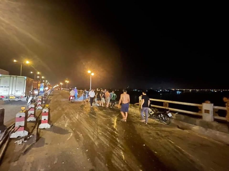 Xe đầu kéo húc bay thành cầu Thanh Trì, lao xuống sông Hồng - 1