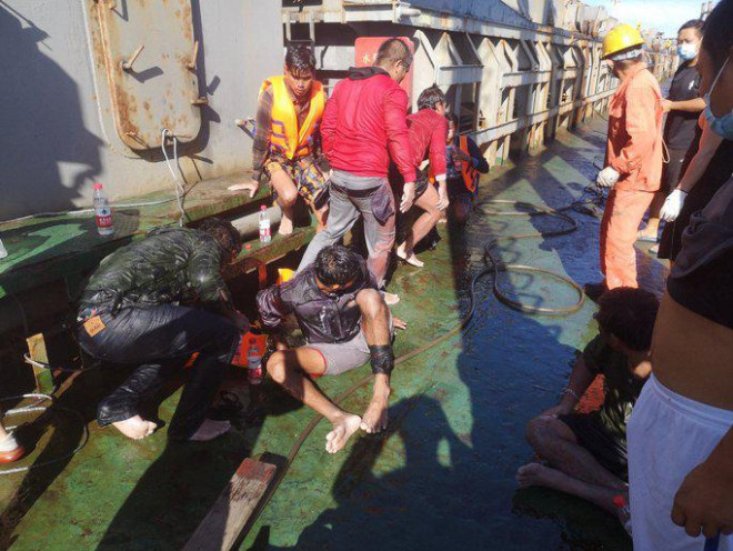 Hình ảnh các thuyền viên tàu TRUMP SW cứu 8 người nước ngoài đang trôi dạt trên biển
