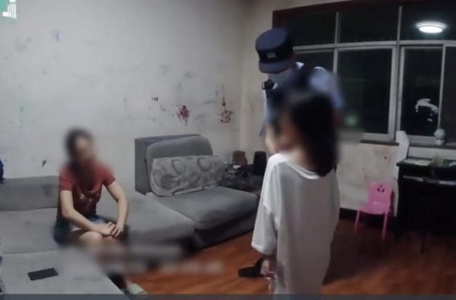 Bé gái 8 tuổi khóc lóc báo cảnh sát chuyện bị mẹ bắt nạt và sự thật gây ngỡ ngàng - 1