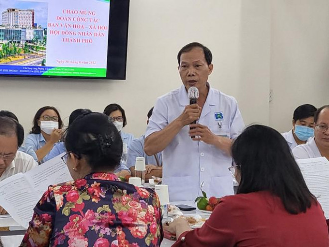 Bác sĩ Đặng Huy Quốc Thịnh, Phó Giám đốc Bệnh viện Ung bướu TP HCM báo cáo tại buổi làm việc