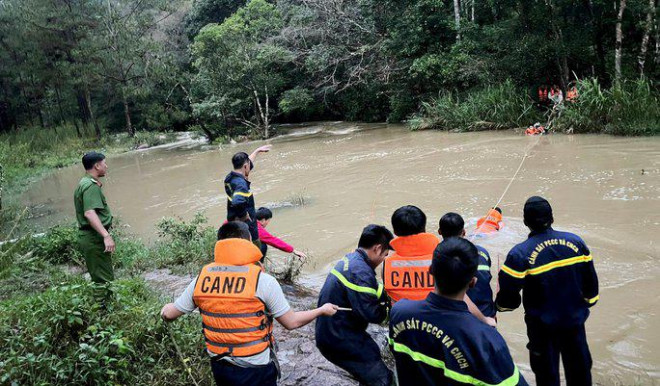 Giải cứu 10 người mắc kẹt trong rừng do lũ dữ ở Lâm Đồng - 1
