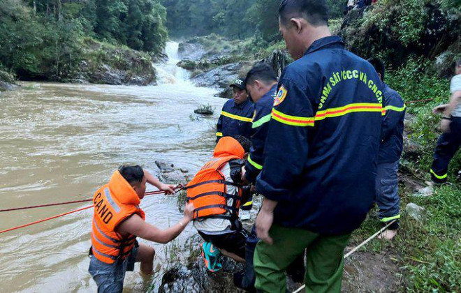 Giải cứu 10 người mắc kẹt trong rừng do lũ dữ ở Lâm Đồng - 2