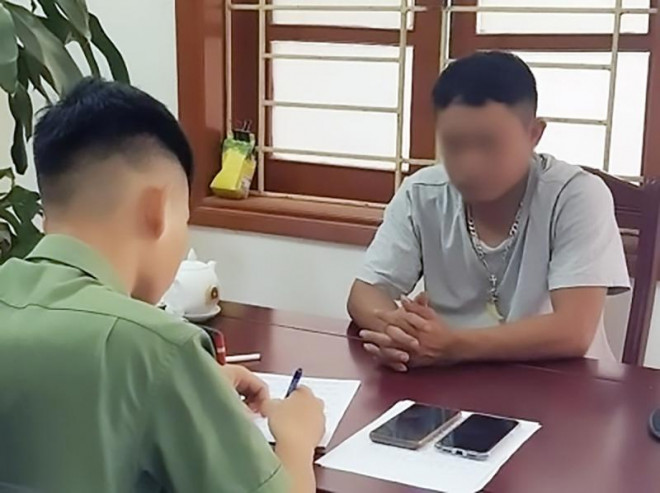 Cán bộ Công an huyện Đô Lương làm việc với chủ tài khoản facebook “Lê Văn Lâm”.