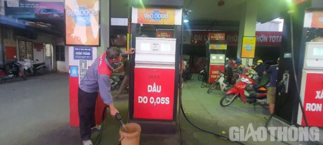 Một cây xăng ở Hà Đông (Hà Nội) hết dầu từ chiều qua, tình trạng nhập hàng khó khăn do thương nhân phân phối không có nguồn hàng