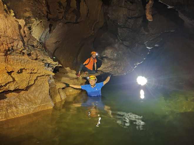 Khám phá hang động. Ảnh: Trần Cương