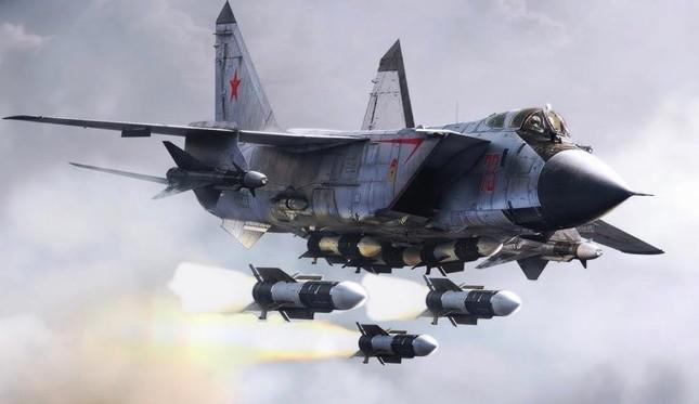 MiG-31 trang bị tên lửa không đối không R-33. Ảnh: military