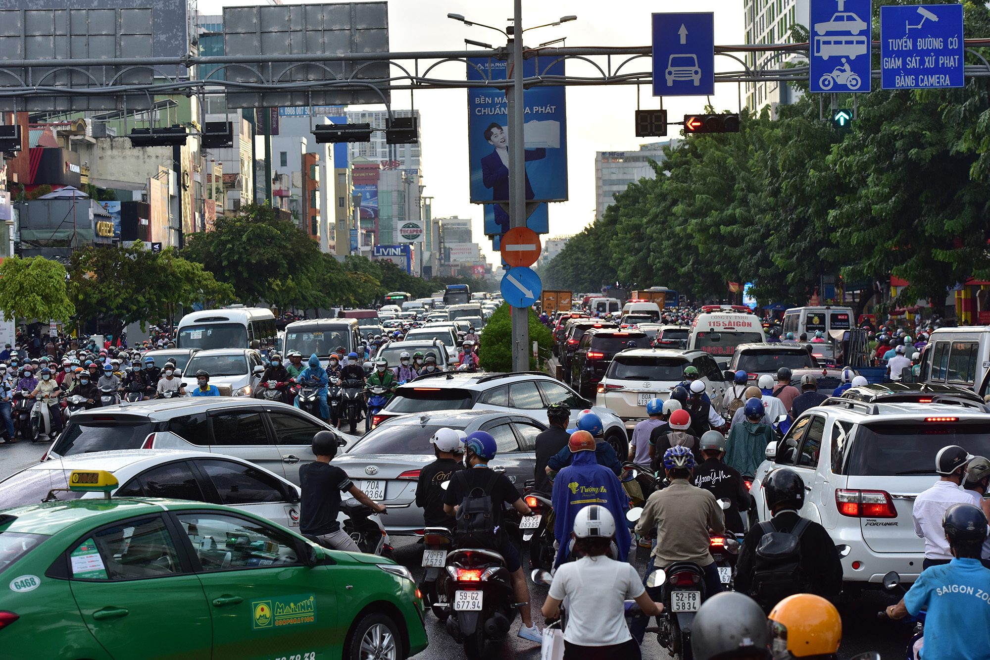 Từ 16h, đường Cộng Hoà, quận Tân Bình xe cộ bị chôn chân cả 2 hướng, hướng vào sân bay các phương tiện nhích từng chút một để qua đèn tín hiệu.