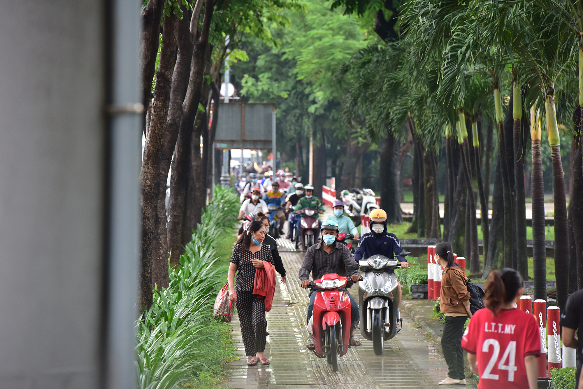 Nhiều người chạy xe máy, chiếm hết làn đường cho người đi bộ, tập thể dục trên vỉa hè công viên Hoàng Văn Thụ.