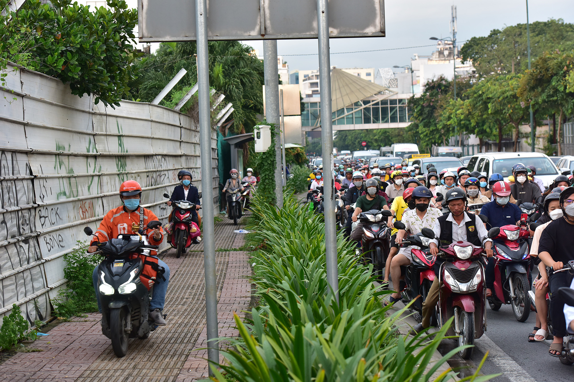 Đường Bạch Đằng, tuyến đường từ cửa ngõ phía đông vào sân bay Tân Sơn Nhất cũng bị kẹt xe kéo dài.