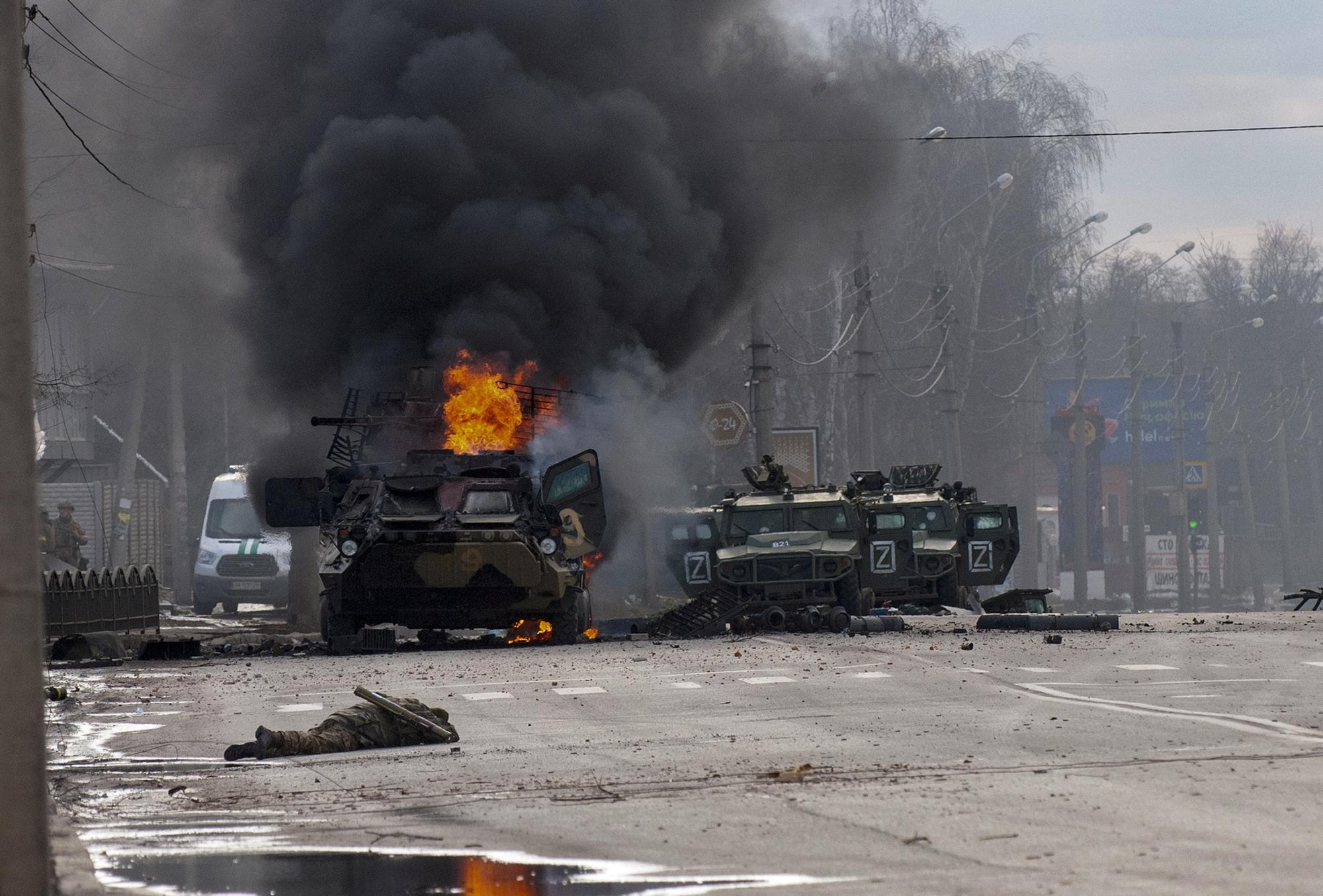Một xe bọc thép bị bắn cháy trong xung đột Nga – Ukraine (ảnh: CNN)