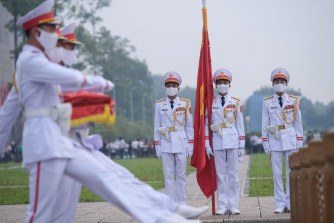 Đoàn đi một vòng ra phía trước theo tiếng nhạc của ca khúc 'Tiến bước dưới quân kỳ' để đến chân cột cờ. Ba chiến sĩ đội hồng kỳ tiến lên phía cột cờ chuẩn bị các nghi thức Thượng cờ.