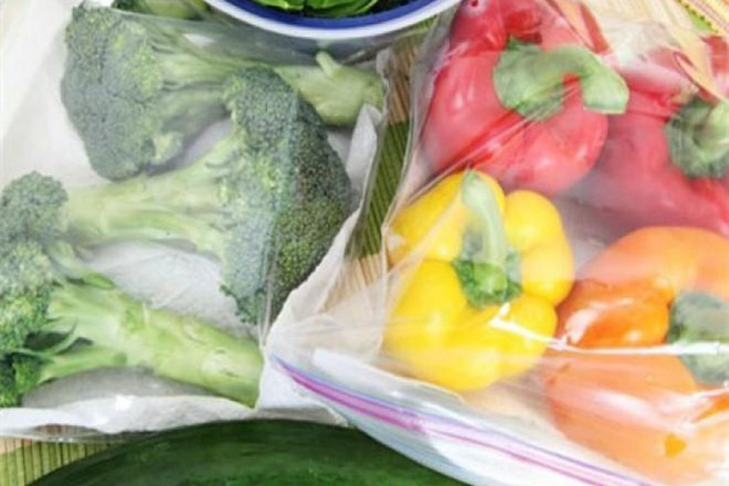 Thực hư việc bỏ rau trong túi nilon cho vào tủ lạnh không những độc hại mà còn gây ung thư?