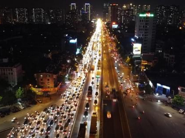 Đường Vành đai 3 trên cao ùn gần 10km lúc nửa đêm