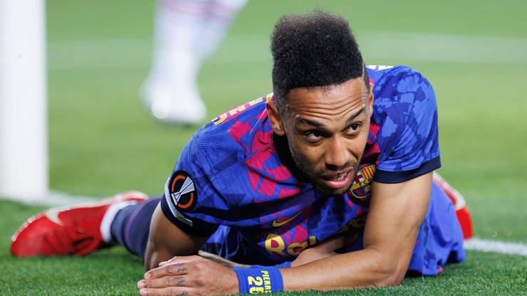 Aubameyang khó lòng rời Barca hè này